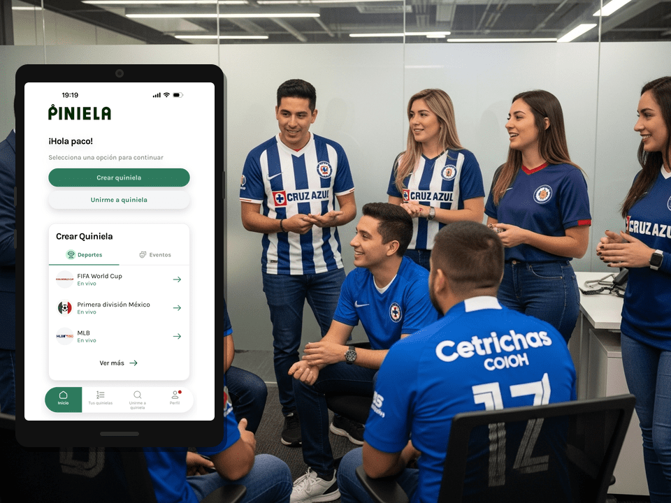 Compañeros de oficina organizando quiniela de futbol mexicano con Piniela