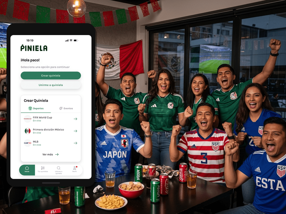 Amigos mexicanos viendo el partido inaugural del Mundial 2026 con playeras del Tri y quiniela de futbol en Piniela