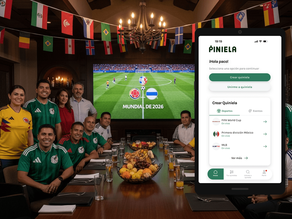 Amigos viendo el Mundial 2026 y revisando su quiniela de futbol en Piniela